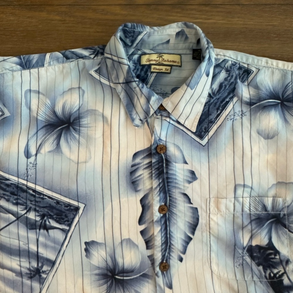 Tommy Bahama Blue and White Casual Button Down Shirt Size XL Gently‎ Worn